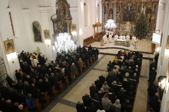 Varaždinski biskup Bože Radoš predslavio božićnu polnoćku u varaždinskoj katedrali